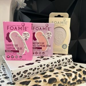 ✨ FOAMIE Haircare Set – Shampoo Bar + Conditioner Bar + Travel Buddy Case